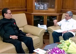 The Governor of Arunachal Pradesh, Shri J.P. Rajkhowa with Defence Minister Shri Manohar Parrikar at New Delhi on 15th June 2015